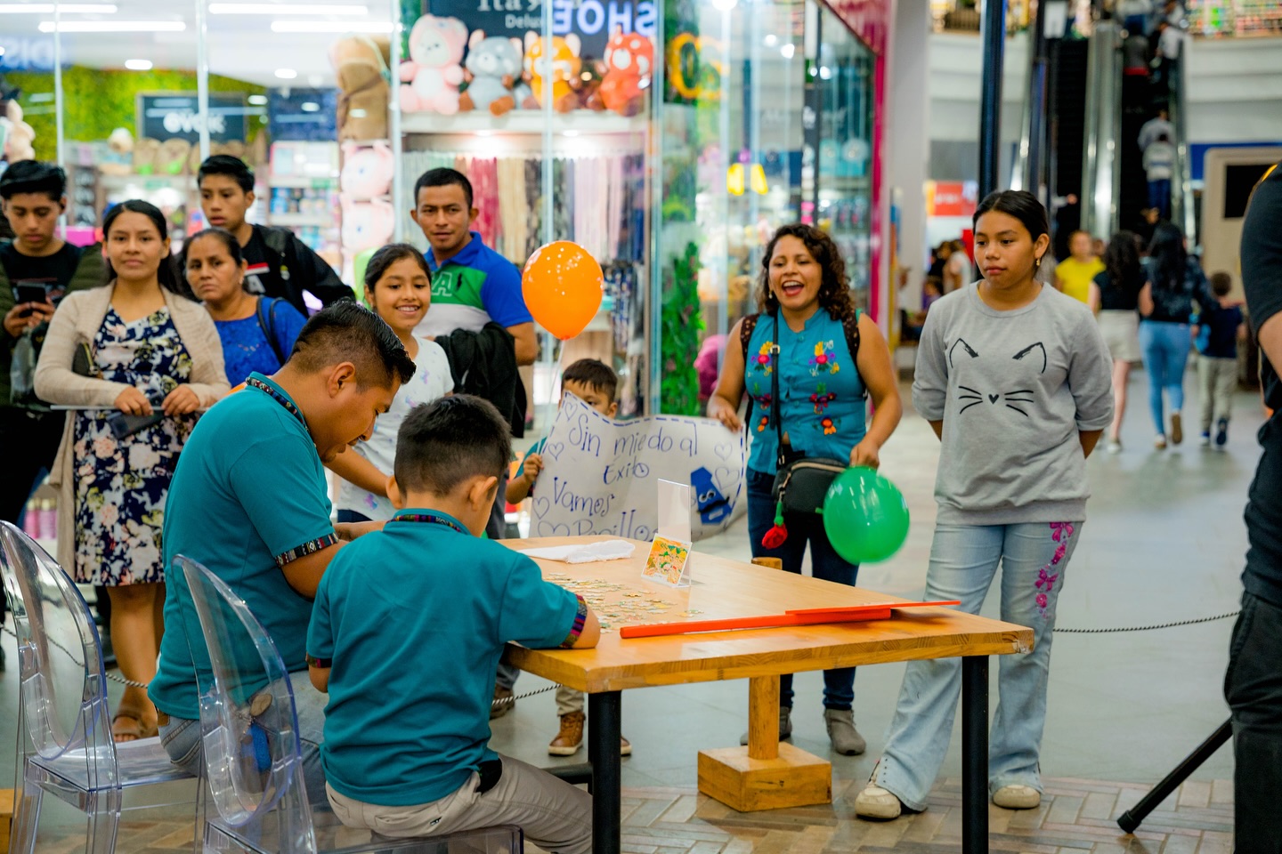 Familia armando rompecabezas